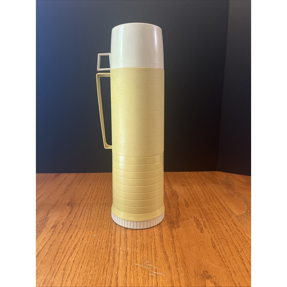 Vintage Thermos King Seeley 24F, 722, 84A73 Yellow‎  1 Quart Made in USA